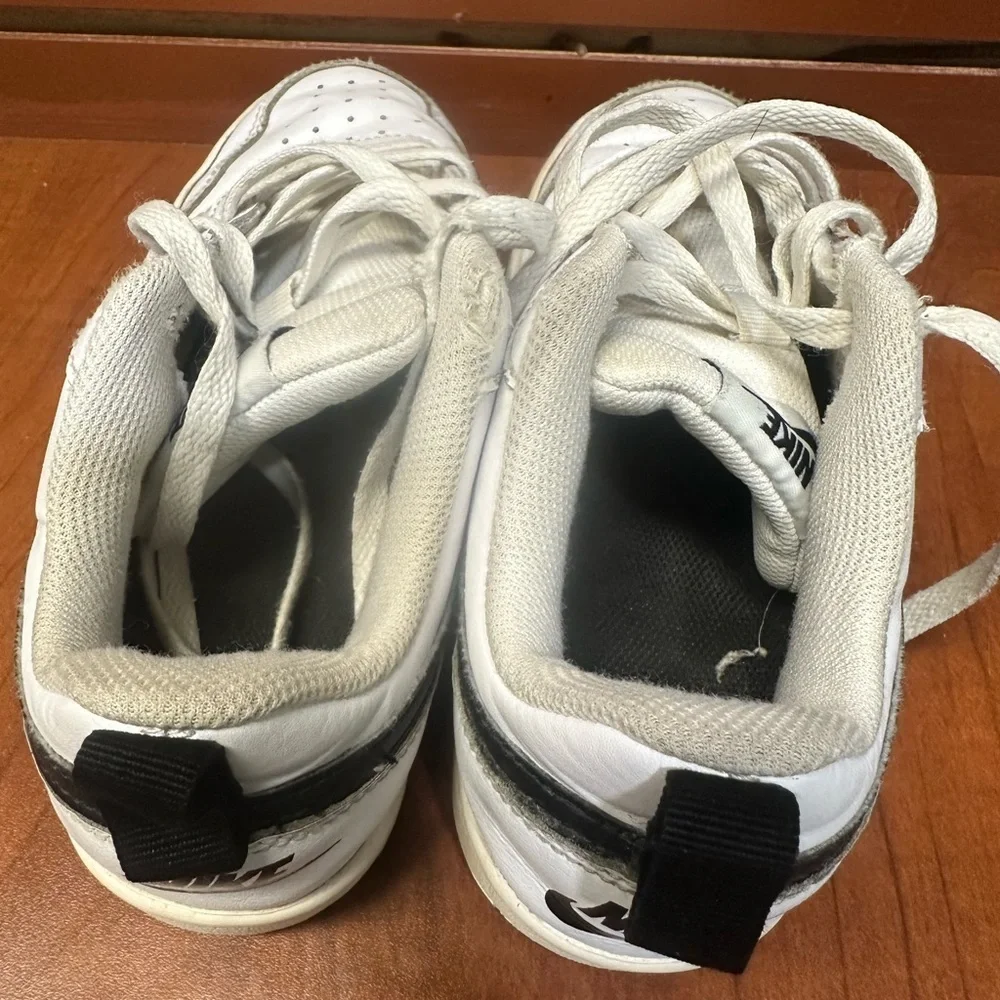 Nike White Classic Sneakers Low-Top Minimalist Design